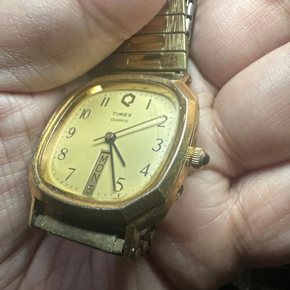 Working VTG 1980s Timex Q Day-Date Gold Tone Men's Watch Quartz 32mm Fit 7in Run